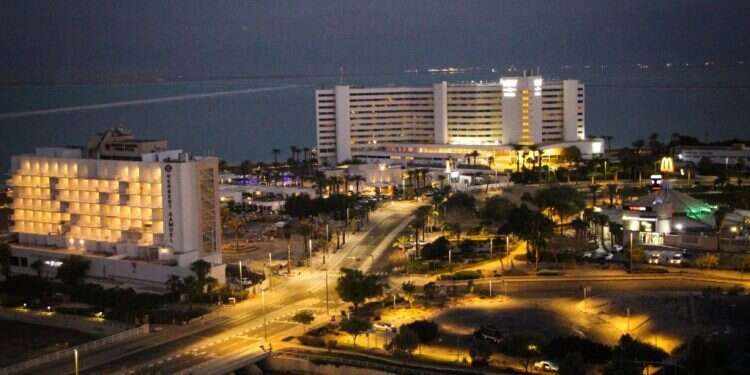 מלונות ים המלח, אילוסטרציה. צילום: גרשון אלינסון, פלאש 90 ישראבלוף: 80 אלף מפונים הצהירו שהתפנו עצמאית – רבע מהם עדיין בבתי מלון