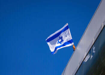 דגל ישראל מונף. צילום: אוליבר פיטוסי, פלאש 90 מי ייתן ותתגשמנה רק חלק מהתקוות
