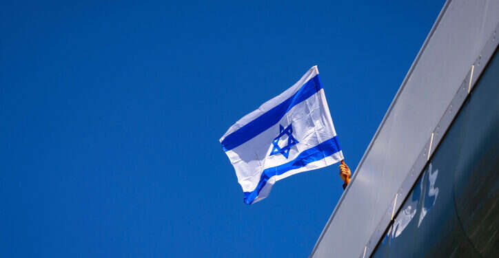 דגל ישראל מונף. צילום: אוליבר פיטוסי, פלאש 90 מי ייתן ותתגשמנה רק חלק מהתקוות