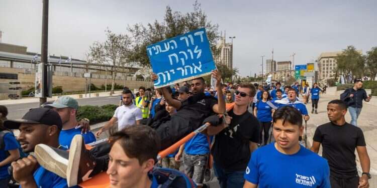 צעירים צועדים למען האחדות בעם, ליד הכנסת. צילום: יונתן זינדל/פלאש90 "אחרי מה שקרה בשמחת תורה אנחנו צריכים ללמוד את התורה מחדש, מבראשית"