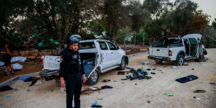 כוחות משטרה בבארי, בתחילת המלחמה. צילום: חיים גולדברג, פלאש 90 "יש לי מחבל בבית": כך נראה יום הטבח במוקד 100 של המשטרה