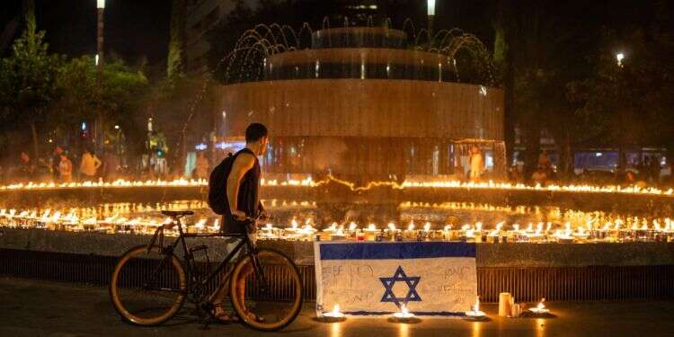 אנשים מדליקים נרות לזכר הקורבנות בכיכר דיזנגוף, אוקטובר 2023. צילום דור פזואלו/פלאש90 מאז השביעי באוקטובר אני לא שמאלני ולא ימני