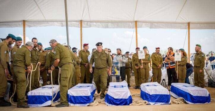 הלווייתם של בני משפחת קוץ - הורים ושלושת ילדיהם - שנרצחו בכפר עזה. צילום: פלאש 90 המספרים המעודכנים: 1,194 נופלים ונרצחים בחודש מאז שמחת תורה