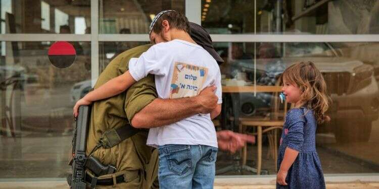 חייל מחבק את ילדו סמוך לגבול עם לבנון.  צילום: ארז בן סימון/פלאש90 "יש רגעים שבהם אין לי כוחות להמשיך הלאה בשגרת המילואים הזו"