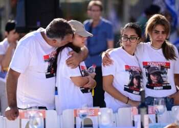 משפחות החטופים ב- יש דבר שמפחיד אותי אפילו יותר מאשר המילים "אלף ומאתיים נרצחים"