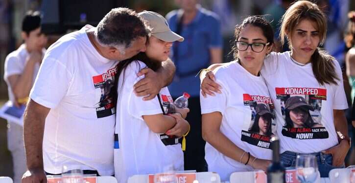 משפחות החטופים ב- יש דבר שמפחיד אותי אפילו יותר מאשר המילים "אלף ומאתיים נרצחים"