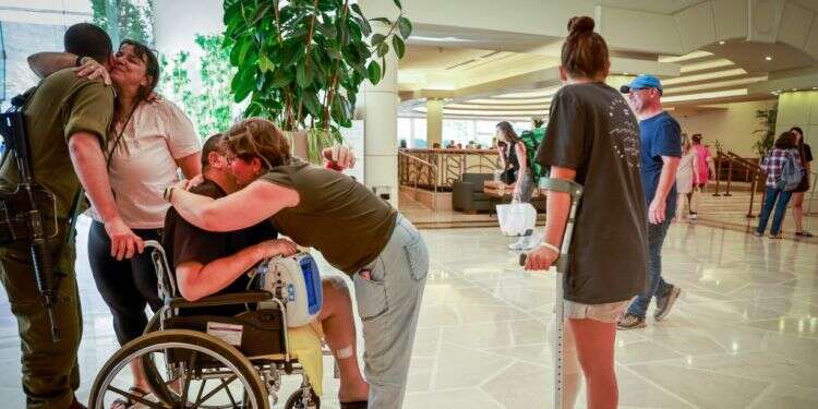 תושבי בארי בבית מלון בים המלח. צילום יוסי זמיר/פלאש90 משרד הרווחה מקים מסגרות למפונים: "מצב זה יכול להימשך זמן רב"