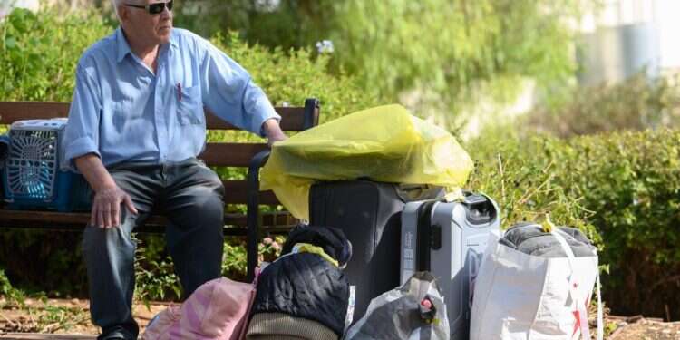 תושב קרית שמונה מחכה לפינוי מהעיר צילום: אייל מרגולין פלאש 90 מעודדים חלופות מגורים עצמאיות: תכנית המענק היומי יוצאת לדרך