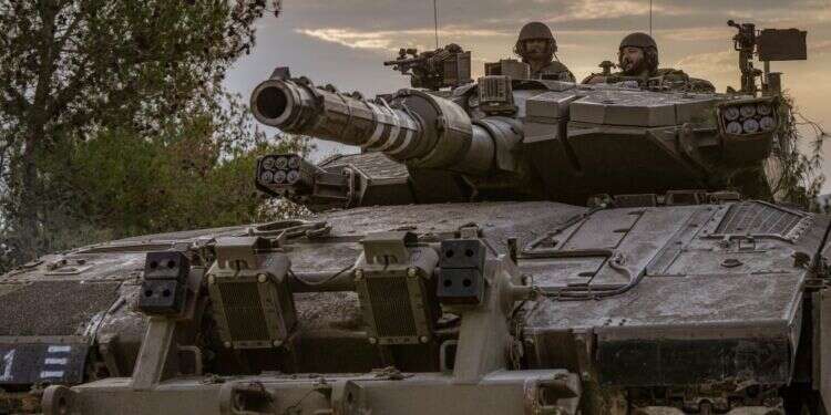 טנקים מסיירים בגבול לבנון. צילום: אייל מרגולין - פלאש 90 דבר לא נלמד מעסקת שליט