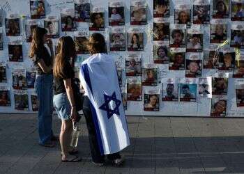 נערה עטופה בדגל ישראל ב-"כיכר החטופים". צילום: גיל יערי, פלאש 90