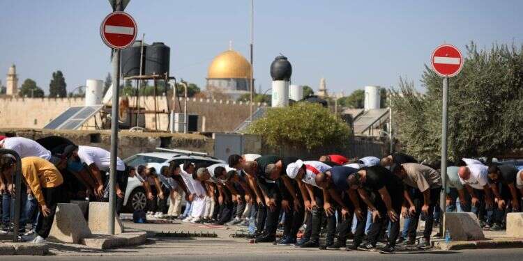 משטרת ישראל שומרת בזמן שפלסטינים מתפללים במזרח ירושלים. צילום: ג'מאל עוואד/פלאש90 "ניצחון וגן עדן לכל השהידים": איש דת מוסלמי נעצר בגין הסתה לטרור