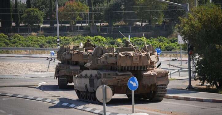 טנקים בצפון בדרכם לגבול לבנון. צילום: אייל מרגולין/פלאש 90 נפלו בין הכסאות: 5 ק"מ מלבנון, התושבים חיים באזור מלחמה