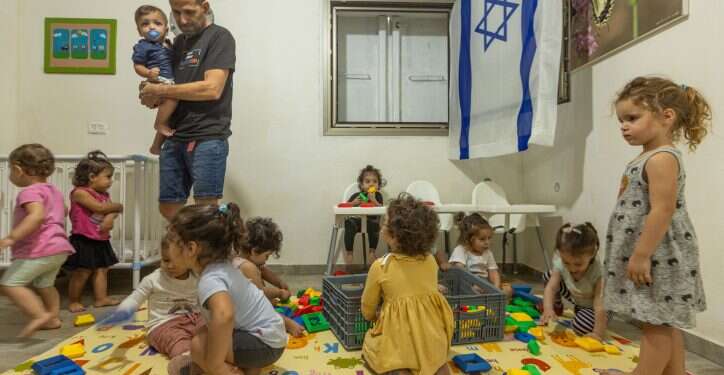 איך עוזרים לילדים לחזור לשגרה?