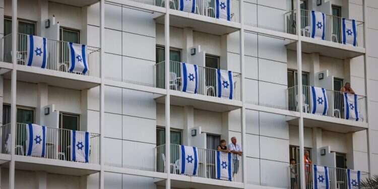 דגלי ישראל מתנוססים על מרפסות בים במלח. צילום: חיים גולדברג - פלאש 90