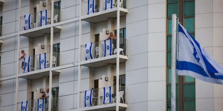 דגלי ישראל מתנוססים על מרפסות בים במלח. צילום: חיים גולדברג - פלאש 90 ציר השכול: כשאחות של חטוף יוצאת מחיפה לניחום אבלים בחברון