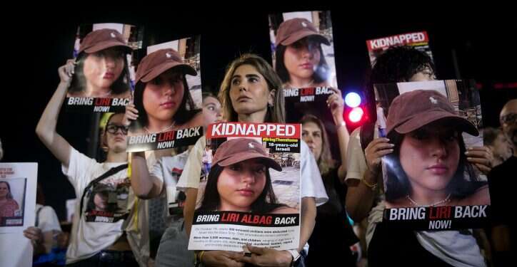 משפחות חטופים בתגובה לעסקה: "אתם מפרידים משפחות, צריך להחזיר את כולם"