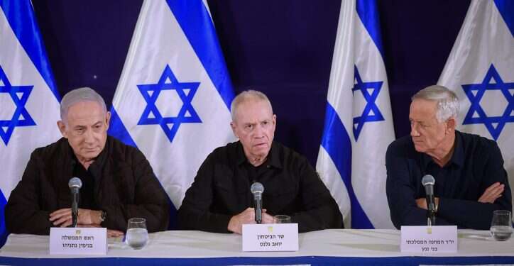 השר בני גנץ, שר הביטחון יואב גלנט וראש הממשלה בנימין נתניהו במסיבת עיתונאים. צילום: מרק ישראל סלם/פול "לא תהיה בעזה רשות שמחנכת את ילדיה לשנוא את ישראל"