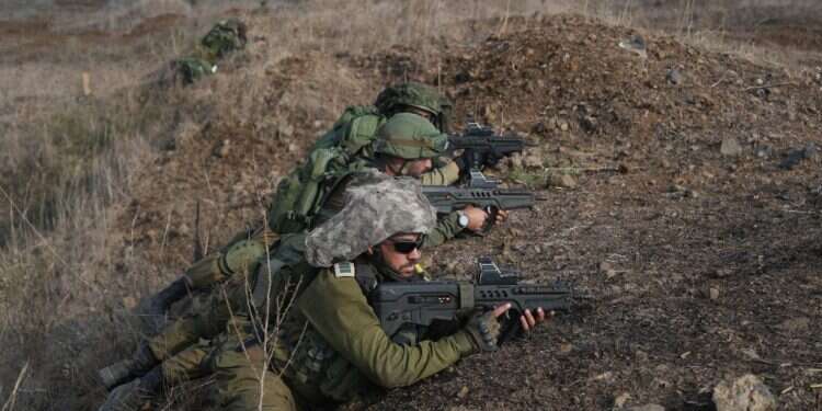 חיילי מילואים מגולני באימון צבאי בגולן.