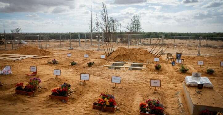 הקברים הזמניים של חברי קיבוץ בארי שנרצחו בשביעי באוקטובר. צילום: חיים גולדברג, פלאש 90 קבורת חללי העוטף: "לא התבצעה קבורה זמנית בהיקפים כאלו מאז מלחמת יום כיפור"