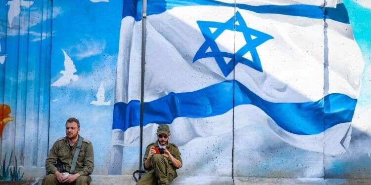 חיילים על רקע דגל ישראל. למצולמים אין קשר לכתבה. צילום: דודו כהן בר כוכבא: משיח פוטנציאלי או האיש שהוביל לקטסטרופה?