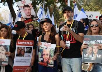 משפחות החטופים צועדות יחד לעבר הכנסת. צילום יונתן שאול/פלאש90