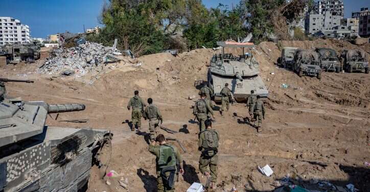 חיילים בצפון הרצועה. צילום: יונתן סינדל, פלאש 90 היום שאחרי עסקת החטופים: המערכה על דרום הרצועה תהיה ארוכה ומורכבת