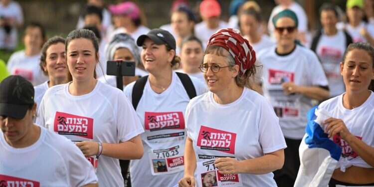 נשים רצות למען לשחרור החטופים. צילום: מיכאל גלעדי/פלאש90 יש לנו תמונת הווה חדשה – וצריך להתחיל לשרטט את תמונת העתיד