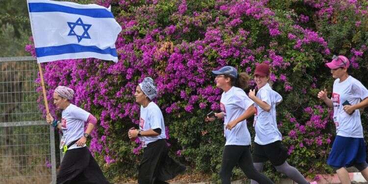 נשים רצות בקצרין לשחרור החטופים. צילום: מיכאל גלעדי/פלאש90 "במלחמה יש הרבה מתנצלות, כל אחת והקושי שלה"