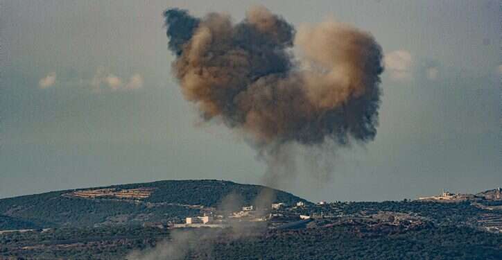 תקיפות צה הצפון בוער: חיזבאללה יורה ללא הרף, וטוען לפגיעה ישירה בבסיס צה"ל