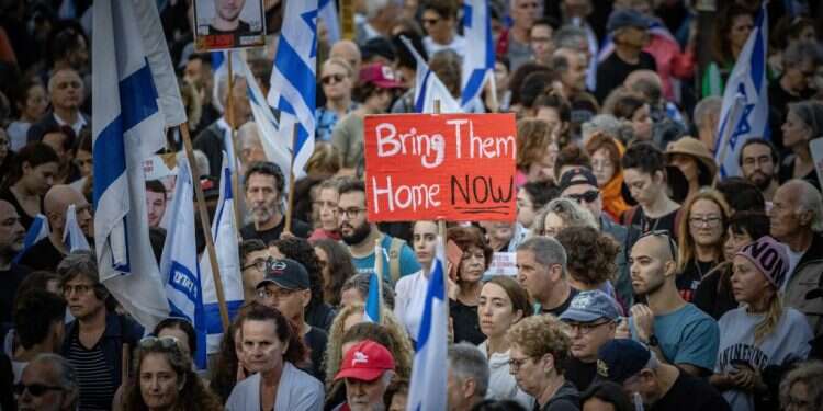 משפחות החטופים ומאות ישראלים בעצרת מחאה מחוץ למשרד ראש הממשלה. צילום: יונתן סינדל, פלאש 90 סוגיית החטופים דורשת מהתקשורת לייצר פחות רעש