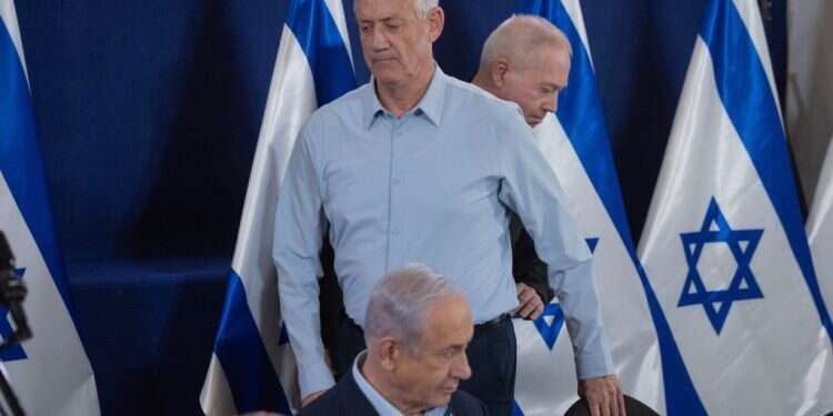 נתניהו, גנץ וגלנט. צילום: חיים גולדברג, פלאש 90 גלנט מגיב למתקפות נגדו: "מצטער לאכזב, מקומי בליכוד וישאר בליכוד"