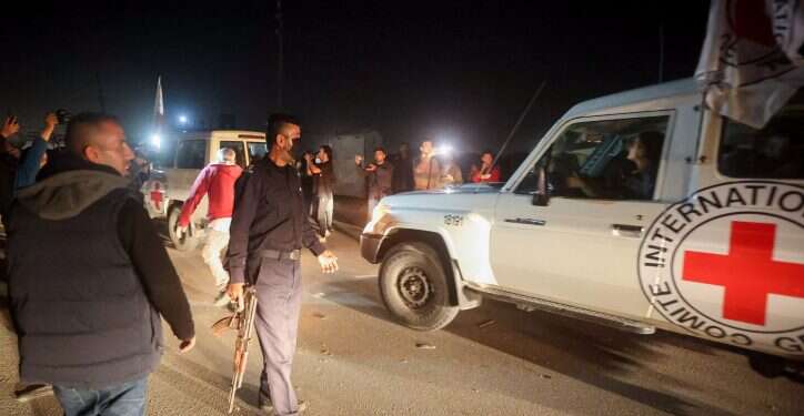 שיירת רכבי הצלב האדום ובהם חטופים ישראלים בדרך למעבר רפיח, במוצאי שבת. צילום: פלאש 90 בצלב האדום מגיבים למשפחות החטופים: "אין לנו גישה לבני הערובה"