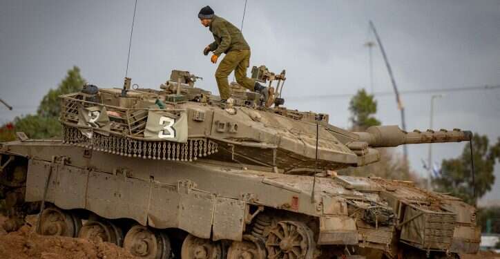 "בזמן שהחיילים נלחמים עבור העתיד שלנו, אנחנו נילחם עבור העתיד שלהם"