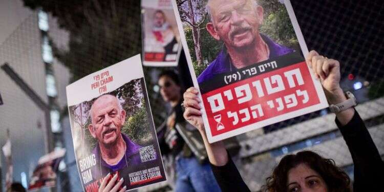 מפגינים בעד עסקת חטופים. צילום: תומר נויברג/פלאש 90 מפגינים בעד עסקת חטופים רחבה מול הקריה