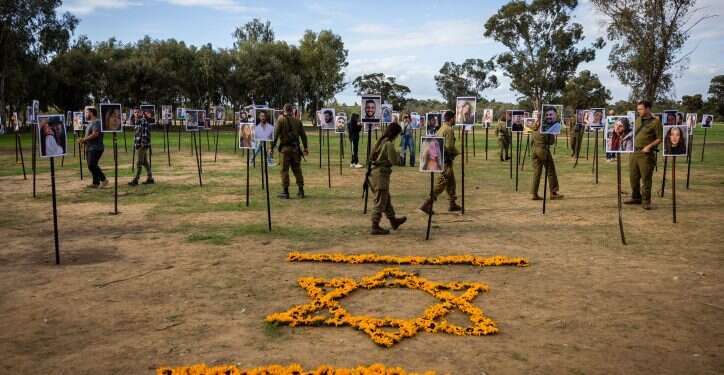 מיצב תמונות של משתתפי פסטיבל נובה שנרצחו ונחטפו על ידי מחבלי החמאס בשבת השחורה, מוצג באתר בו אירע הטבח ברעים. צילום: יונתן זינדל, פלאש 90  ראשי