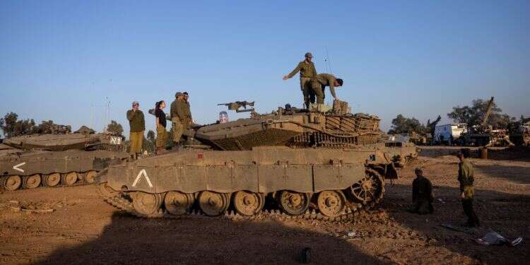 מכינים הפתעות בשדה הקרב. כוחות שריון בשטח כינוס, השבוע. צילום: חיים גולדברג, פלאש 90 הנהלים חושפים: בגבול הרצועה לא היה בדיוק צבא ההגנה לישראל