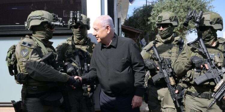 נתניהו עם לוחמים, השבוע. צילום: עמוס בן־גרשום, לע ישראל הראשונה והשנייה בתוך נמ"ר אחד