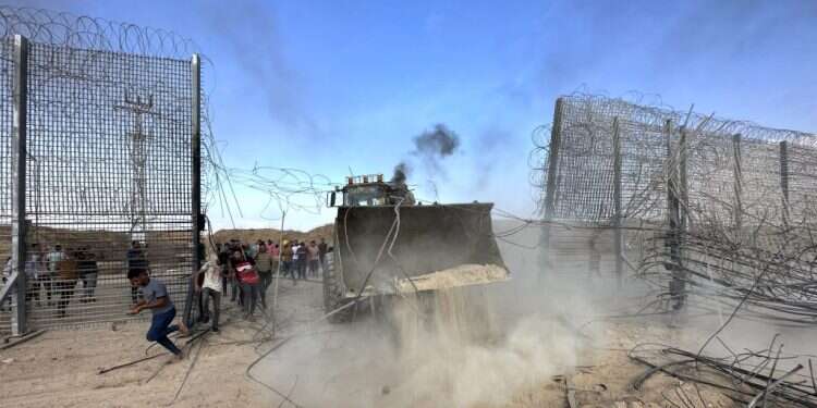 פריצת הגדר בשמחת תורה. צילום: גטי אימג'ס למה אנחנו מנצחים במלחמות אבל לא למדנו עד היום להביס את האויב?