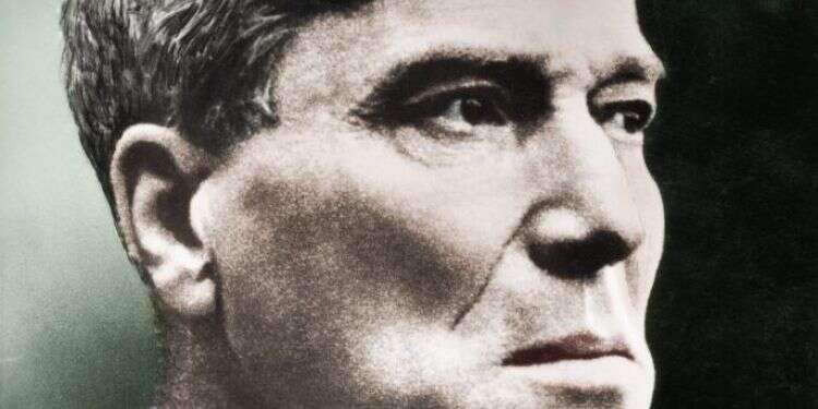 הזדהה רגשית עם הנצרות האורתודוקסית הרוסית. הסופר הרוסי־יהודי זוכה פרס נובל לספרות, בוריס פסטרנק, שדמותו מתוארת בספר. צילום: גטי אימג'ס