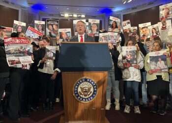 בין קבר הרבי לגבעת הקפיטול: מסע בארה"ב עם משפחות החטופים