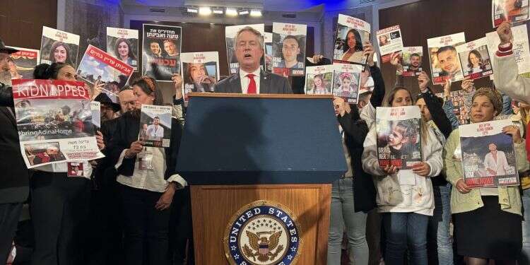 משפחות החטופים בסנאט, השבוע. צילום: אריאל שנבל בין קבר הרבי לגבעת הקפיטול: מסע בארה"ב עם משפחות החטופים