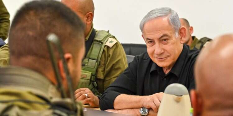 ביקור ראש הממשלה בנימין נתניהו בגדוד הסיור הבדואי בחטיבה הדרומית. צילום: קובי גדעון, לע לפיד נשאל על אחריותו כיו"ר האופוזיציה להציג מסר מאחד – והתחמק