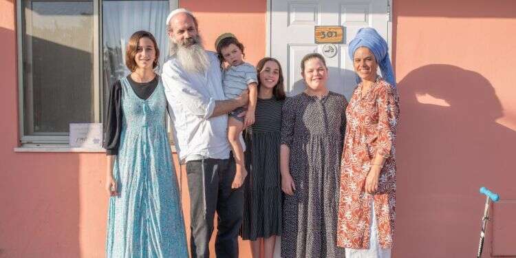 משפחת פארן, מושב שובה, מתגוררים זמנית במלון סלינה בחוף אלמוג. צילום: נעמה גרינבאום