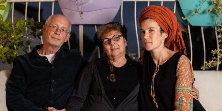 רעייתו והוריו של נערן אשחר הי