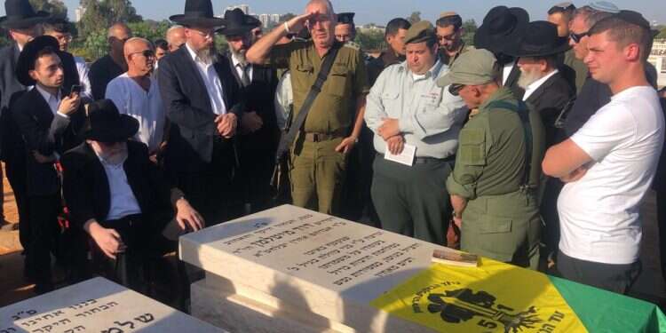 קדיש והצדעה על קברו של דוד באזכרה שנערכה ב־ 30 לנופלו. צילום: ערן רוזיאביץ' "טענו שאנחנו לא יושבים על הבן שלנו שבעה. כאילו הרגו לנו אותו עוד פעם"