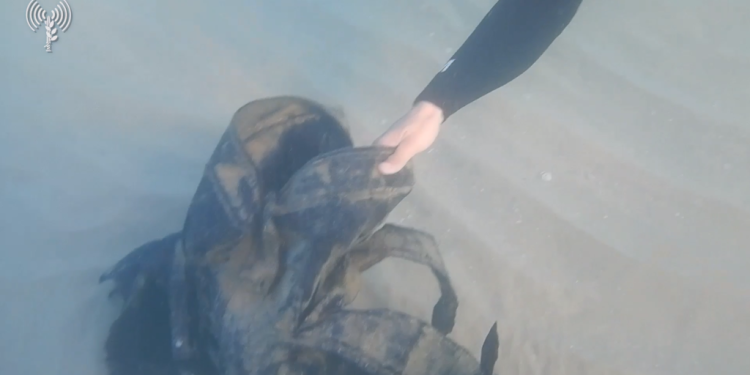 חגורות נפץ ועשרות נשקים: אמל"ח של חמאס אותר במעמקי הים