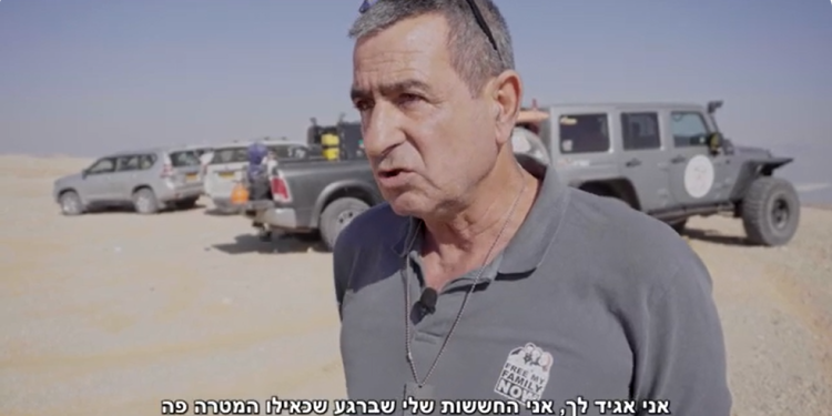 אלי ביבס, מתוך הסרט. הסבא של הג'ינג'ים מחכה לבשורות טובות: "בליבו הוא שבוי עמוק בעזה"