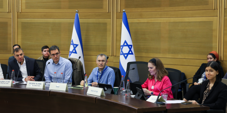 ועדת הבריאות. צילום: נועה מושקוביץ, דוברות הכנסת 2 מיליארד ש"ח והעלאת שכר הפסיכיאטרים: הוצגה "תוכנית לאומית לחוסן ובריאות נפשית"