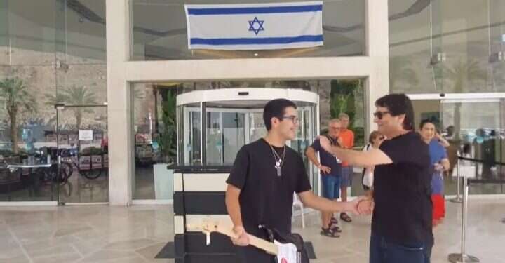 יהלום קידר עם רן כרמי-בוזגלו. צילום: מתוך חשבון הפייסבוק של כלי זמר אשדוד תרומה מיוחדת לנער שפונה מבארי: "את המנגינה הזאת אסור להפסיק"