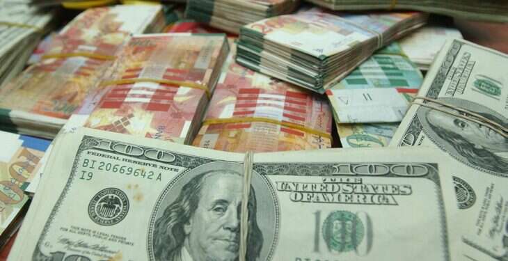 כסף שהוחרם בפשיטה של משטרת ישראל. צילום: פלאש 90 כספי טרור בסך מאות אלפי שקלים נתפסו במזרח ירושלים